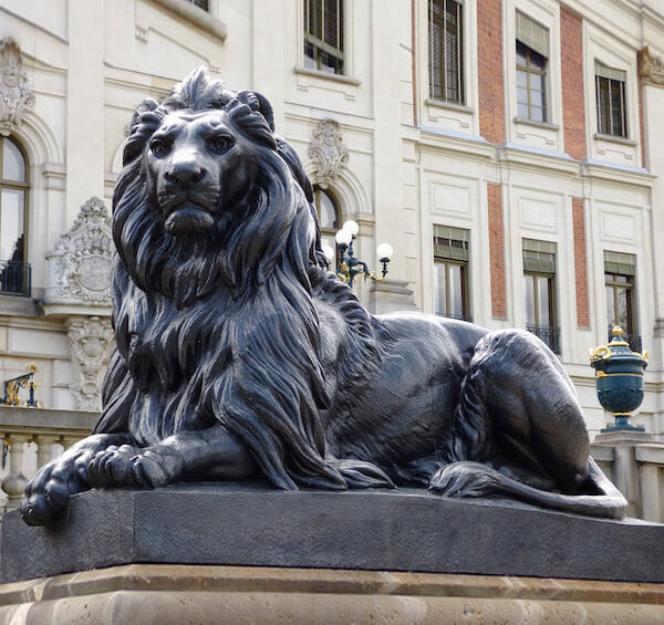 Бронзовая статуя льва Чехов