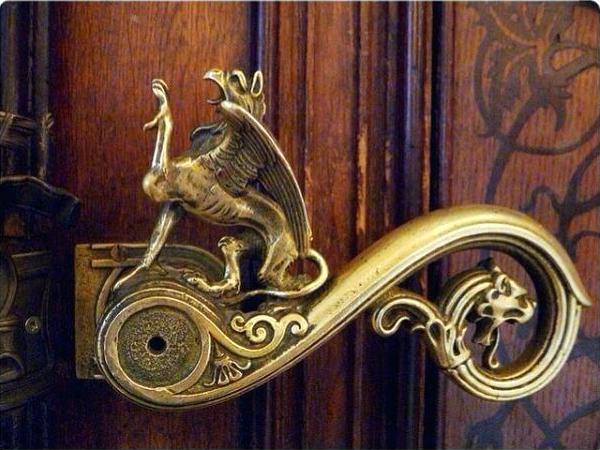 Бронзовая дверная ручка Санкт-Петербург